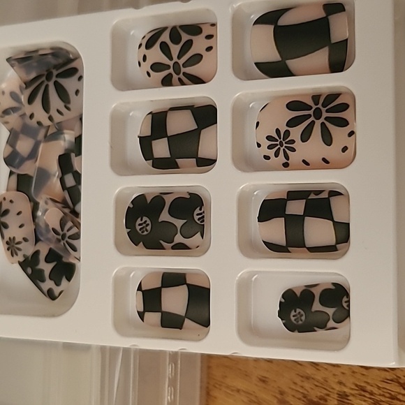 2/$16 Black Matte Floral Checkerboard Press On Nails - Picture 16 of 16